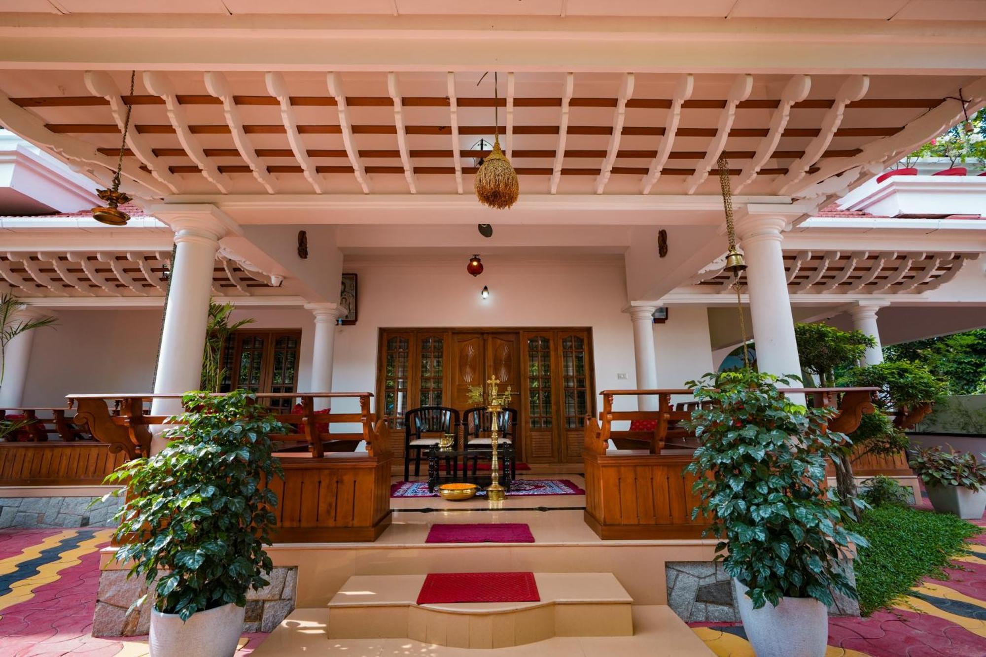 Kāladi Parudeesa - Heavenly- Luxurious Palace Look-Near Cbd - Kerala - India With Breakfast מראה חיצוני תמונה